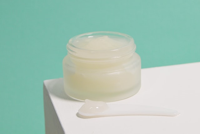 Rejuvenating Face Cream Recipe: With Niacinamaide, Hyaluronic Acid, and Peptides.